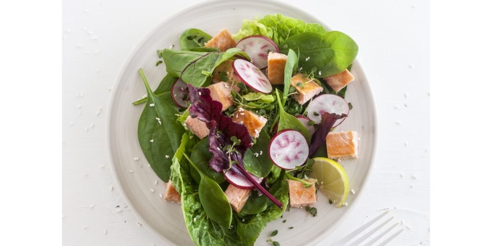 Diétás lazacos saláta